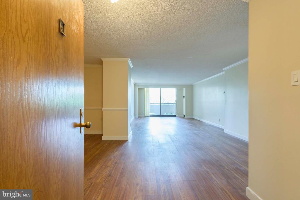 1800 OLD MEADOW ROAD Unit: 806