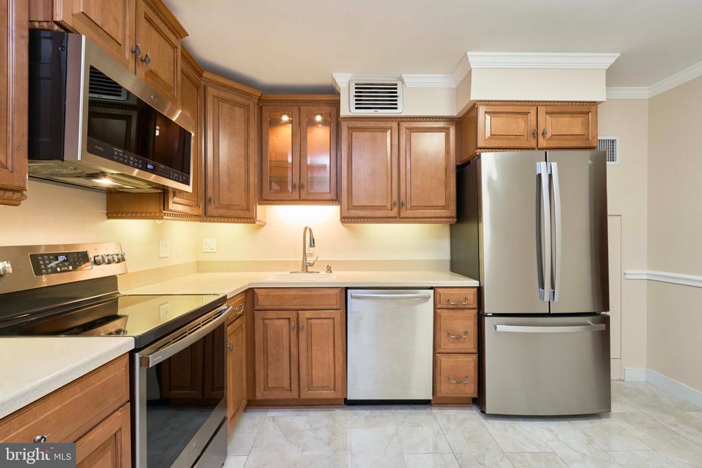 1800 OLD MEADOW ROAD Unit: 806