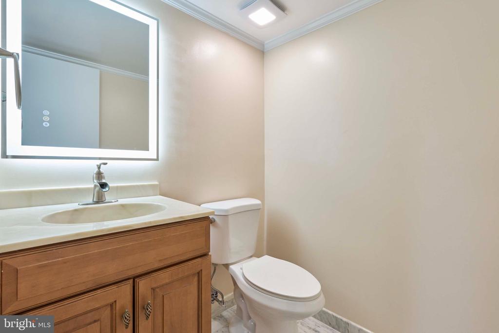 1800 OLD MEADOW ROAD Unit: 806