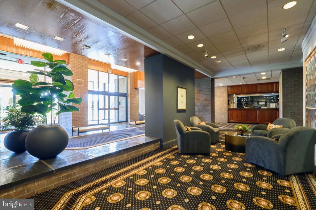 1800 OLD MEADOW ROAD Unit: 806