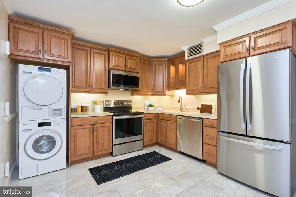 1800 OLD MEADOW ROAD Unit: 806
