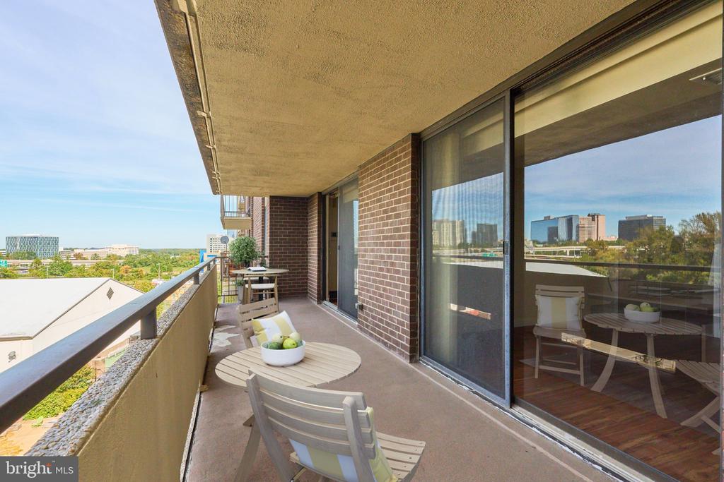 1800 OLD MEADOW ROAD Unit: 806