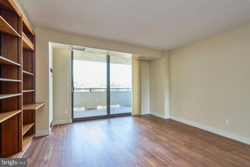 1800 OLD MEADOW ROAD Unit: 806