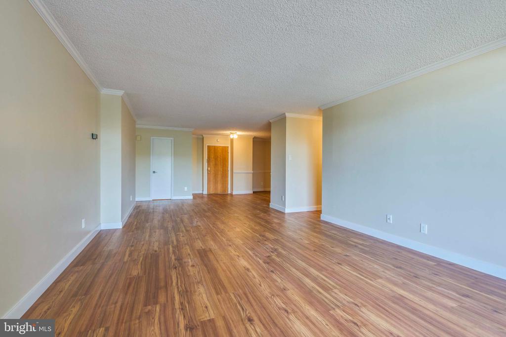 1800 OLD MEADOW ROAD Unit: 806