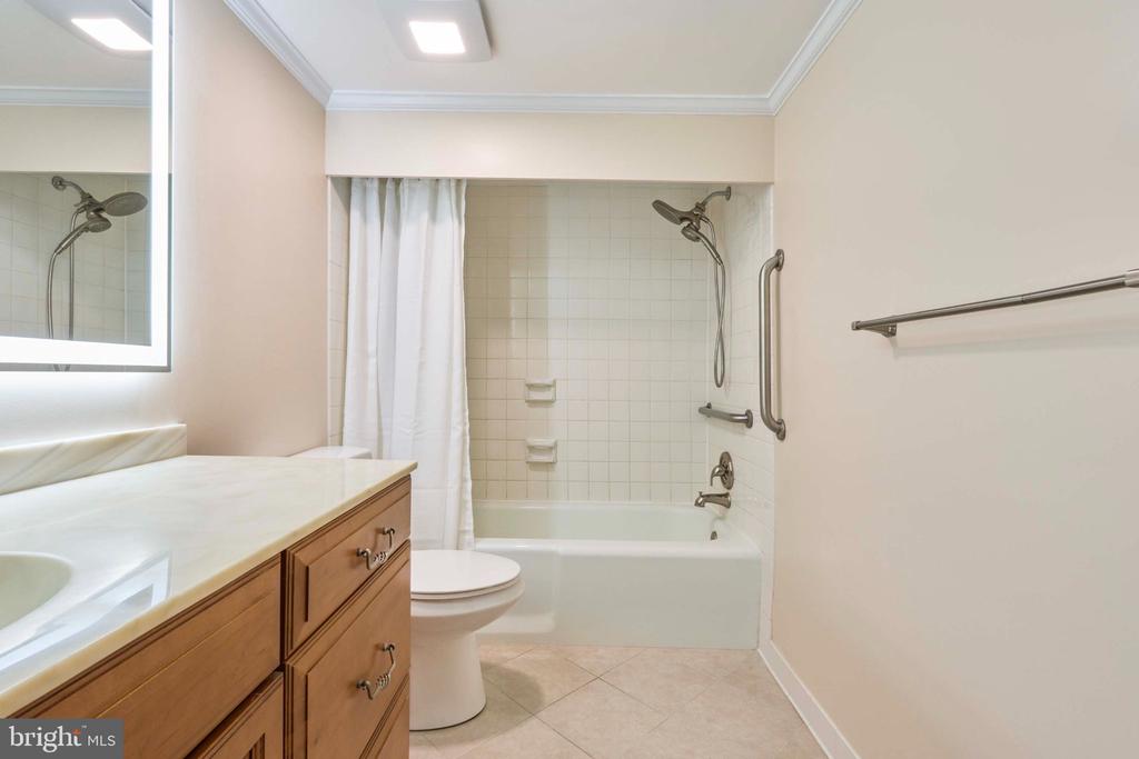 1800 OLD MEADOW ROAD Unit: 806