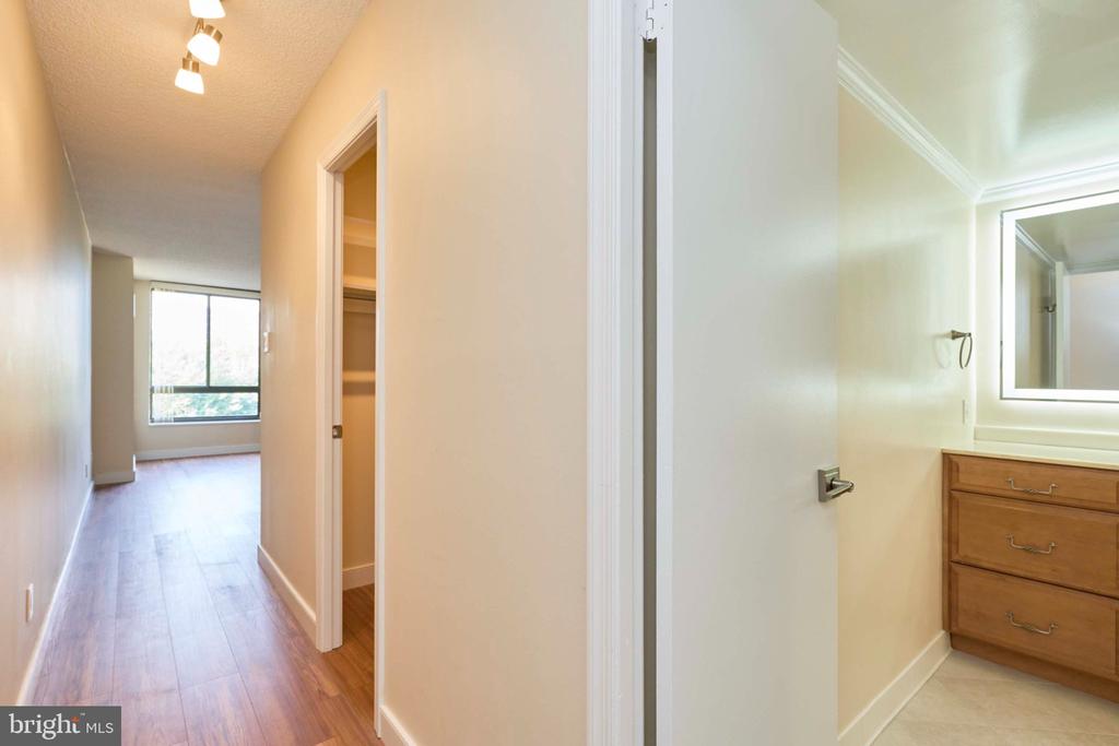 1800 OLD MEADOW ROAD Unit: 806