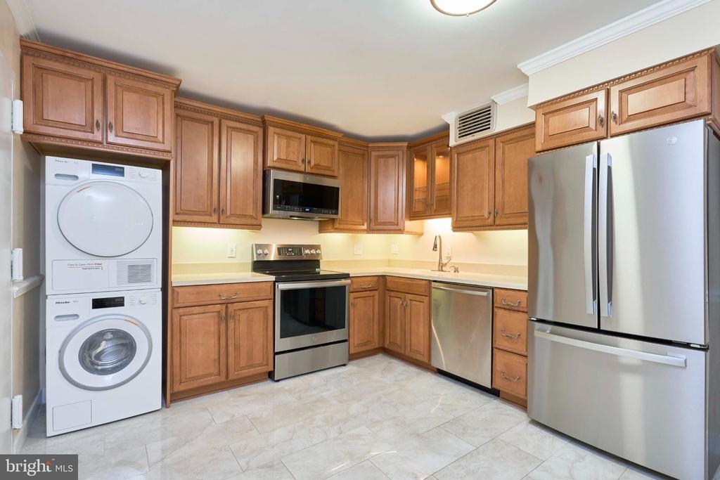 1800 OLD MEADOW ROAD Unit: 806