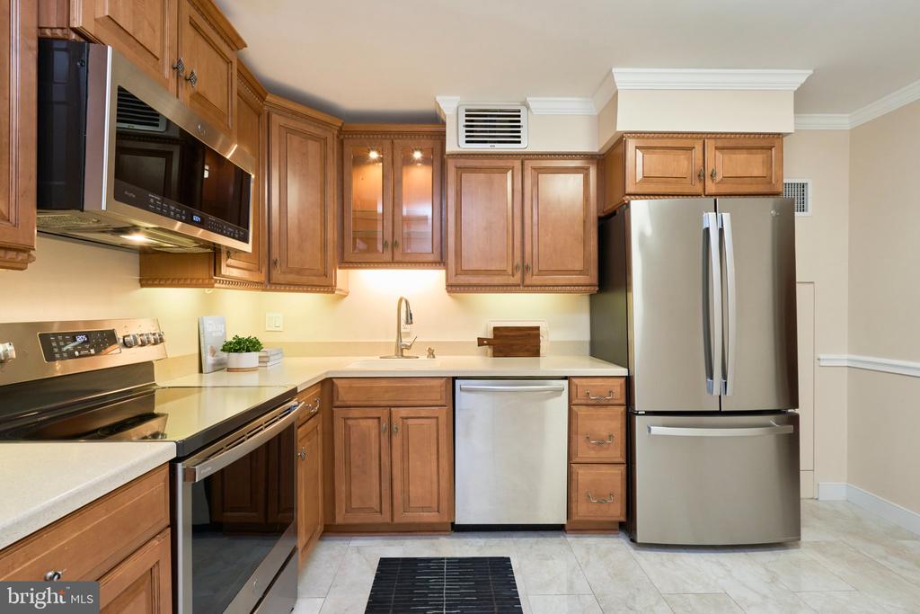 1800 OLD MEADOW ROAD Unit: 806