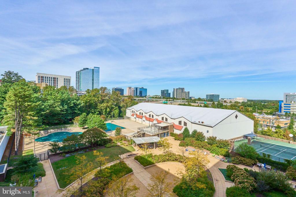 1800 OLD MEADOW ROAD Unit: 806