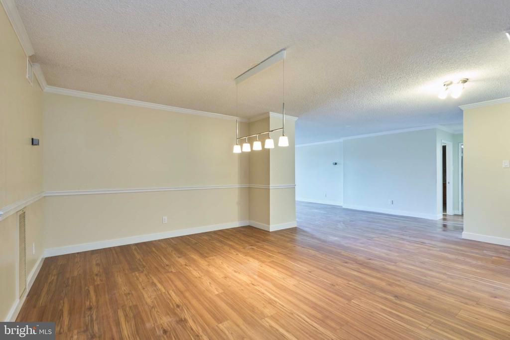 1800 OLD MEADOW ROAD Unit: 806
