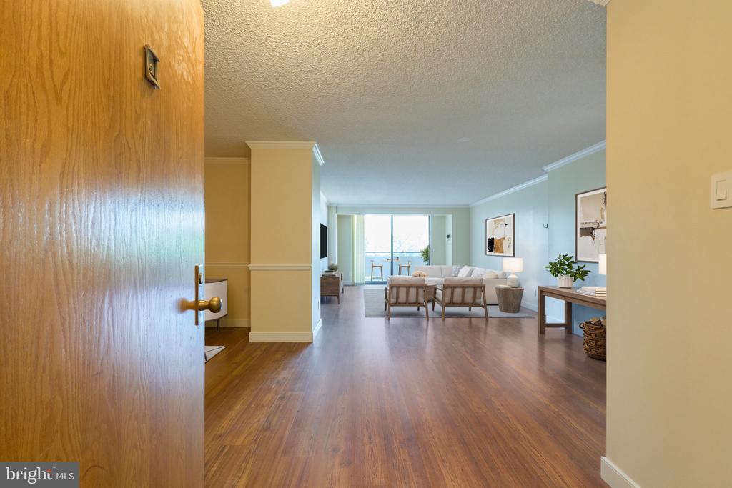 1800 OLD MEADOW ROAD Unit: 806