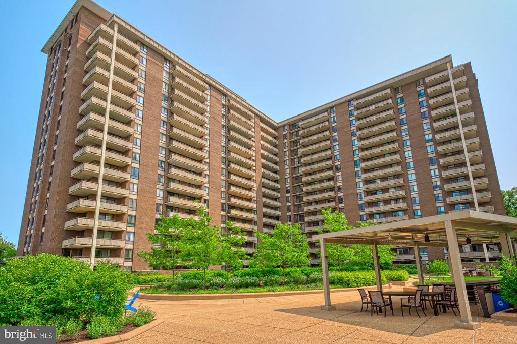 1800 OLD MEADOW ROAD Unit: 806