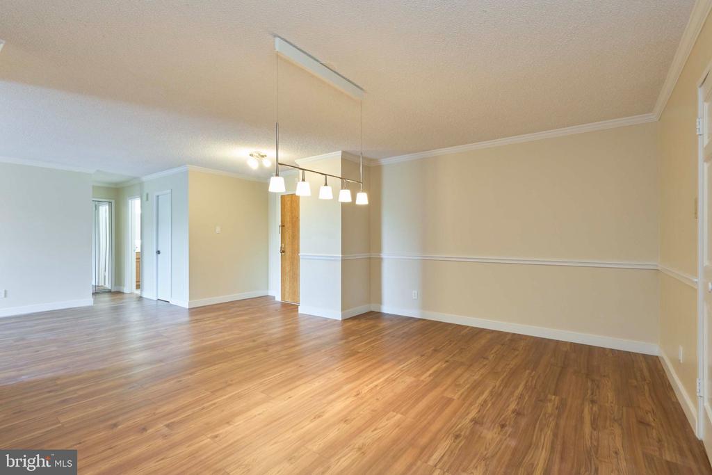1800 OLD MEADOW ROAD Unit: 806