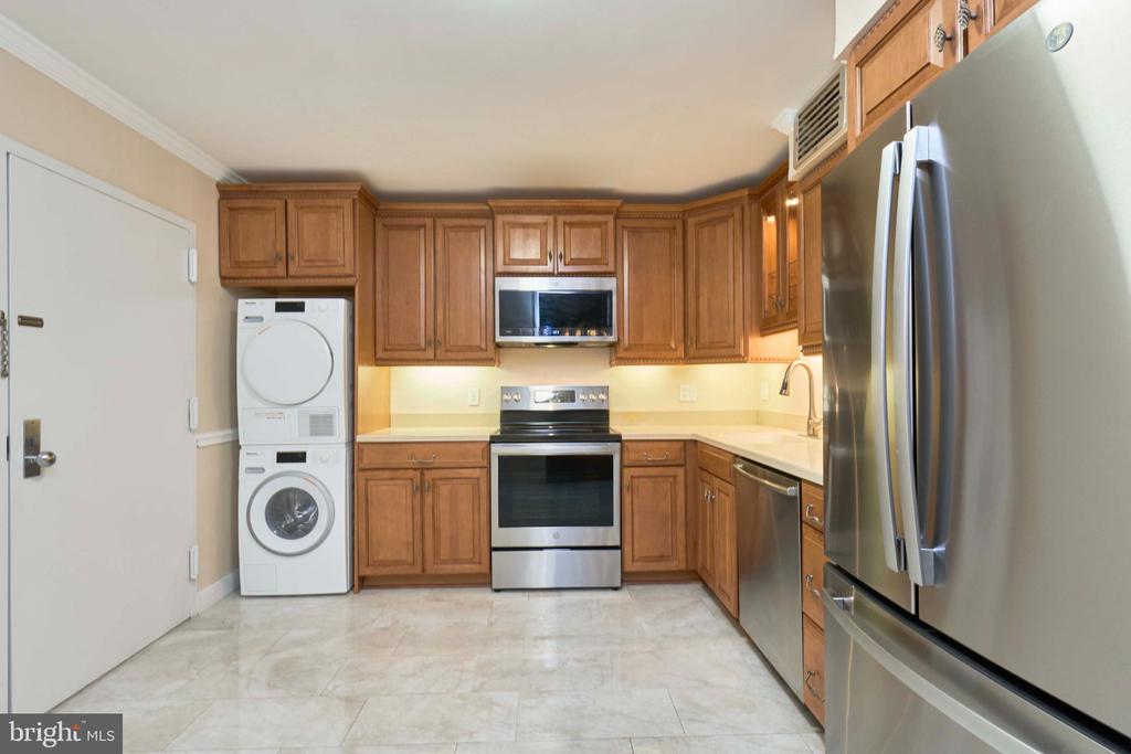 1800 OLD MEADOW ROAD Unit: 806