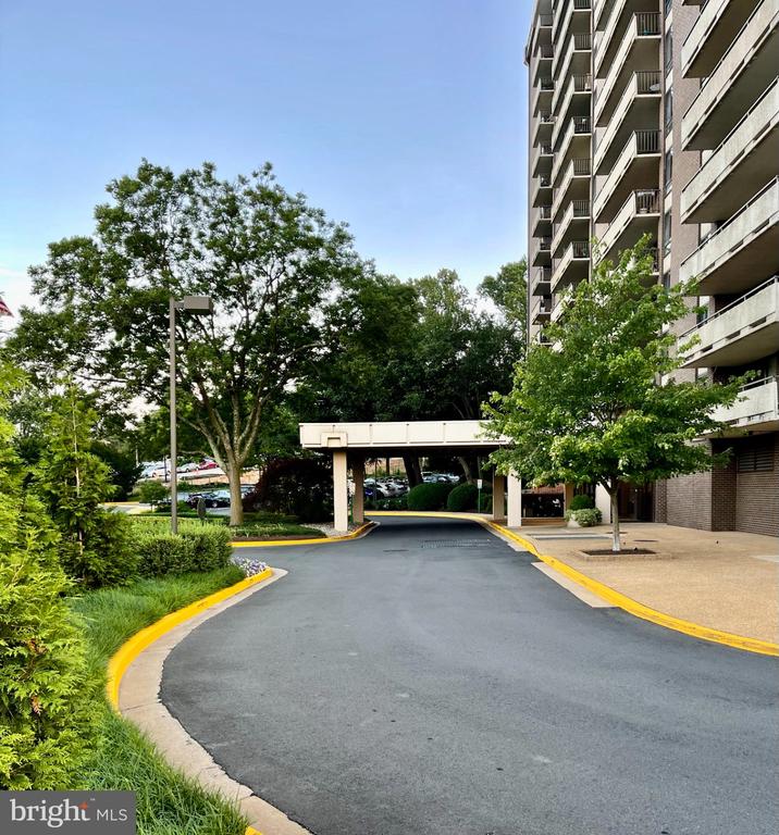 1800 OLD MEADOW ROAD Unit: 806