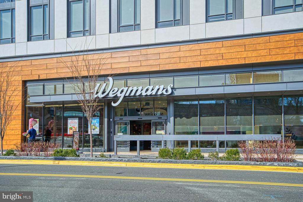 1800 OLD MEADOW ROAD Unit: 806