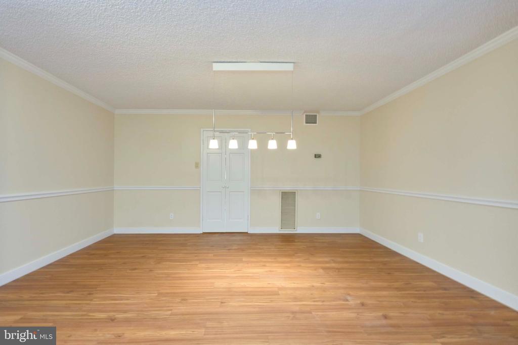 1800 OLD MEADOW ROAD Unit: 806