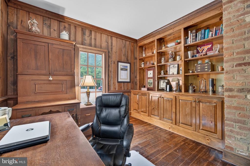 1108 SHALLOW ROAD