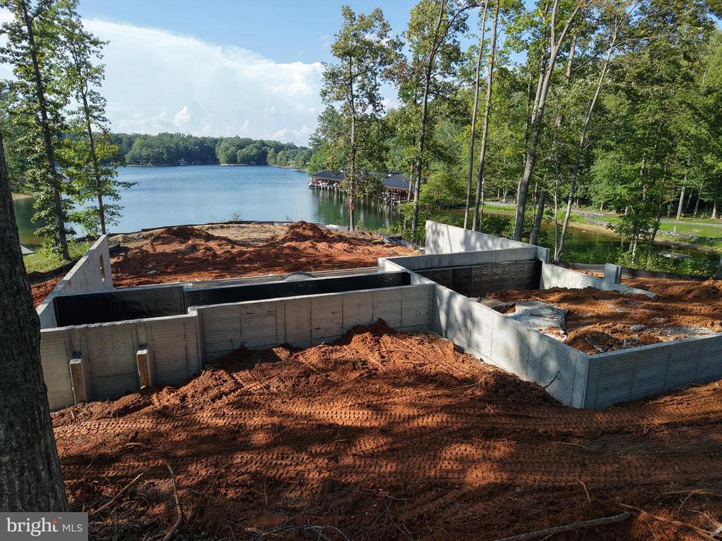 38 LIGHTHOUSE DR