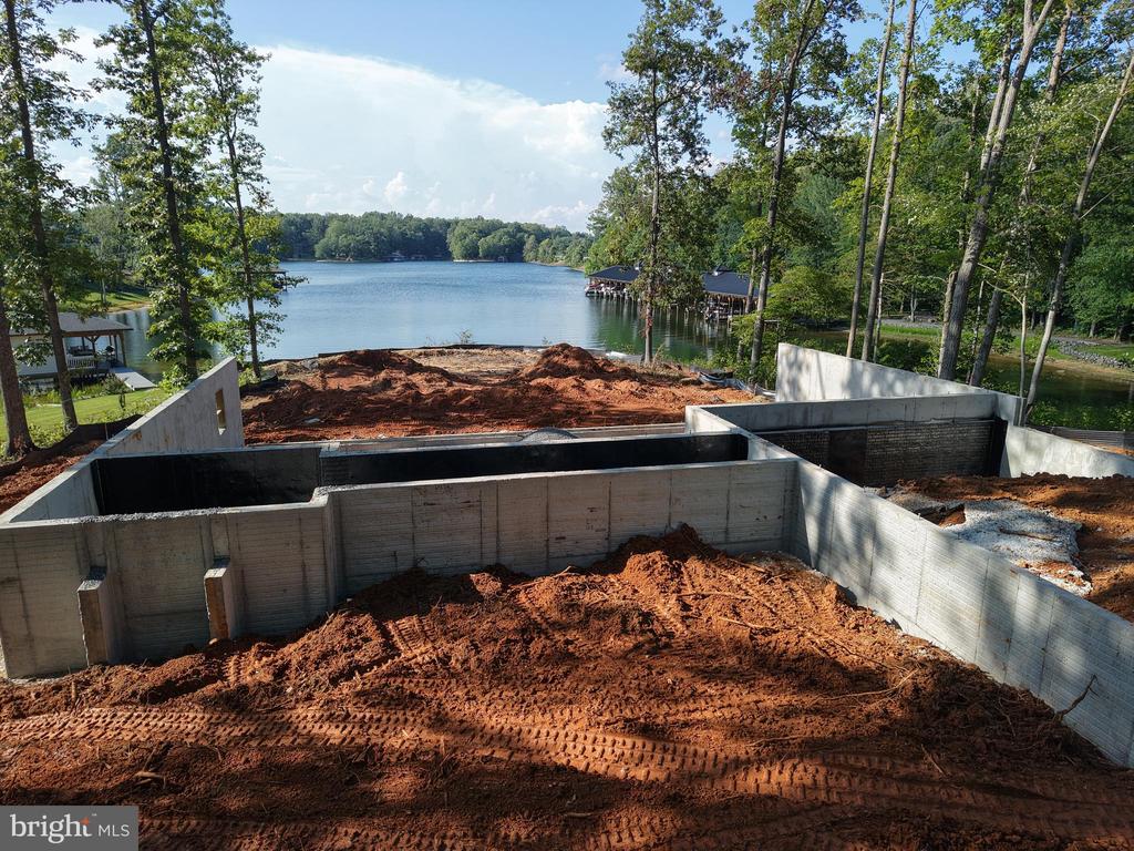 38 LIGHTHOUSE DR