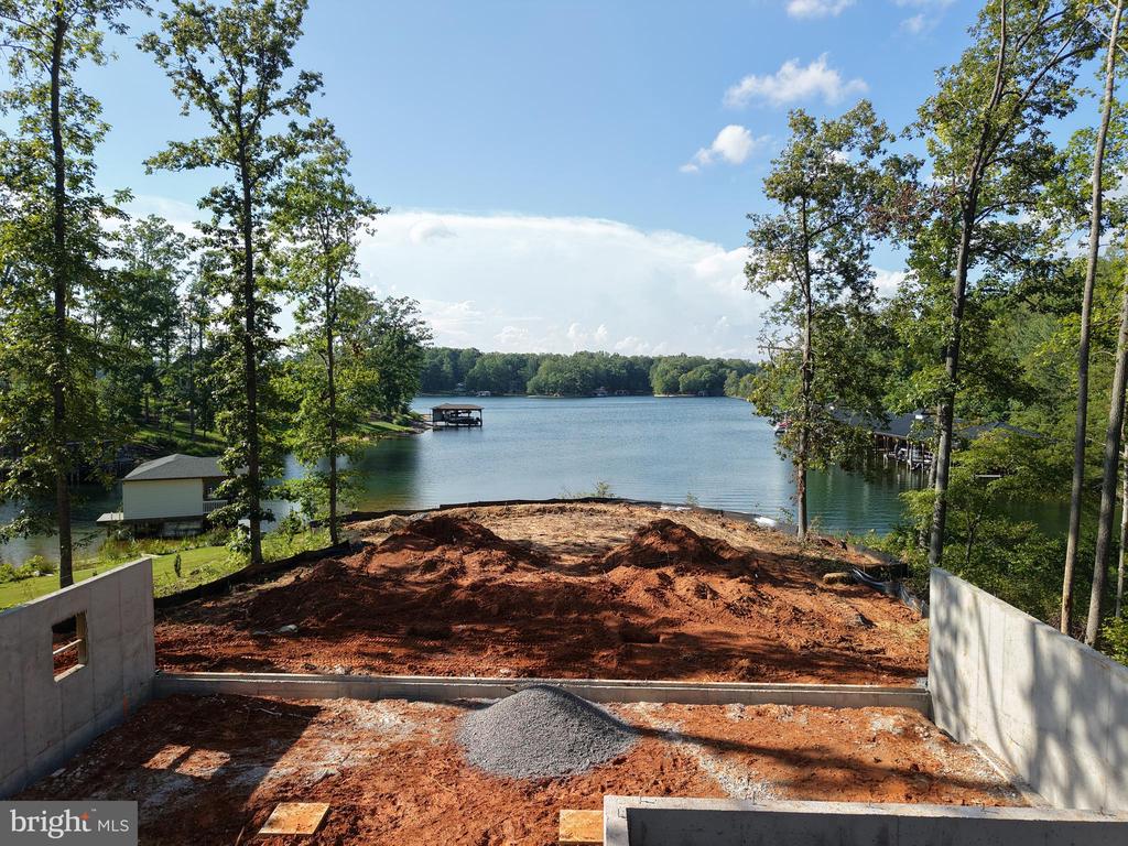 38 LIGHTHOUSE DR