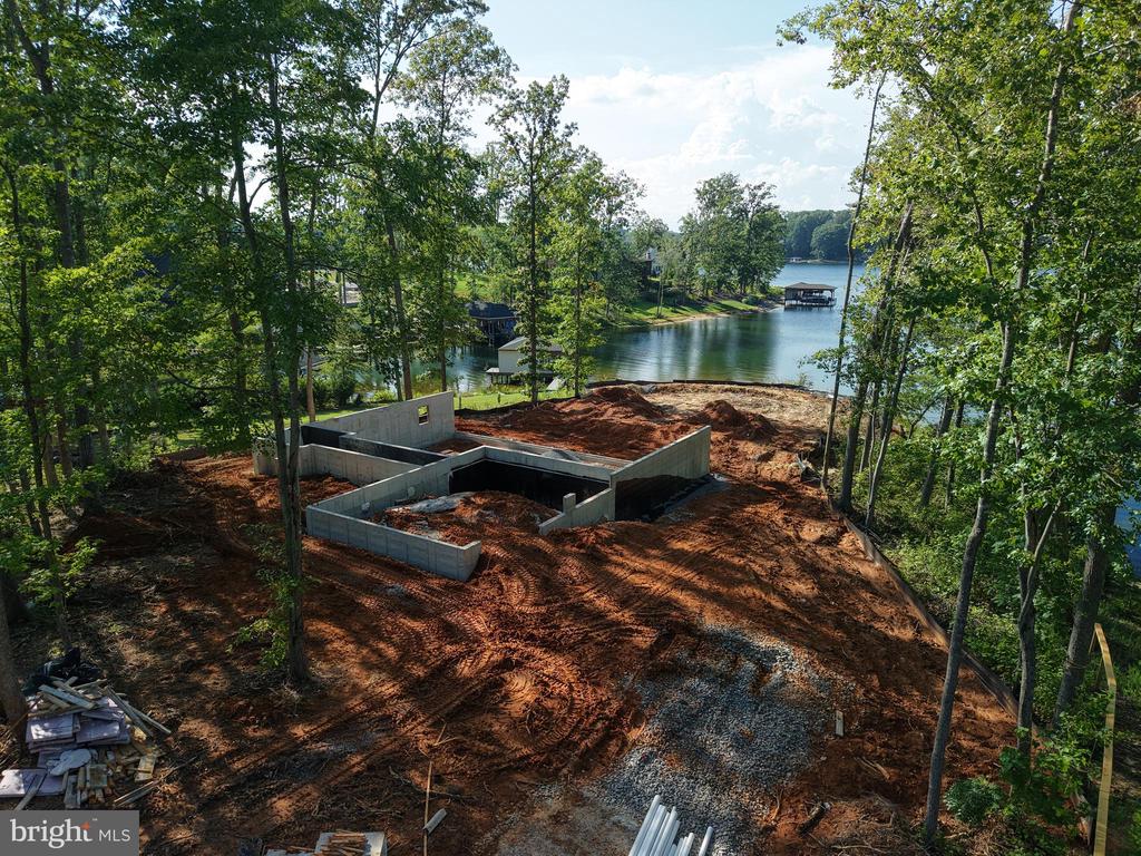 38 LIGHTHOUSE DR