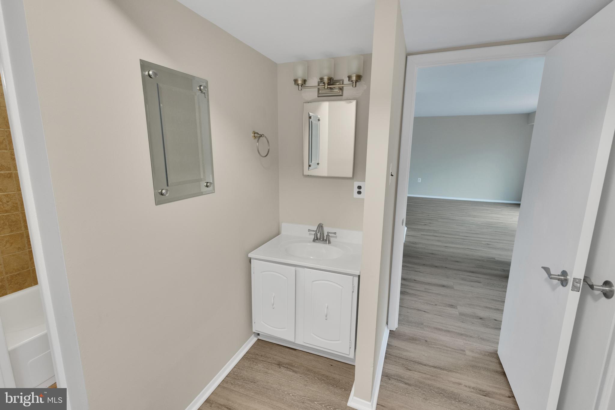 125 CLUBHOUSE DRIVE T SW 10