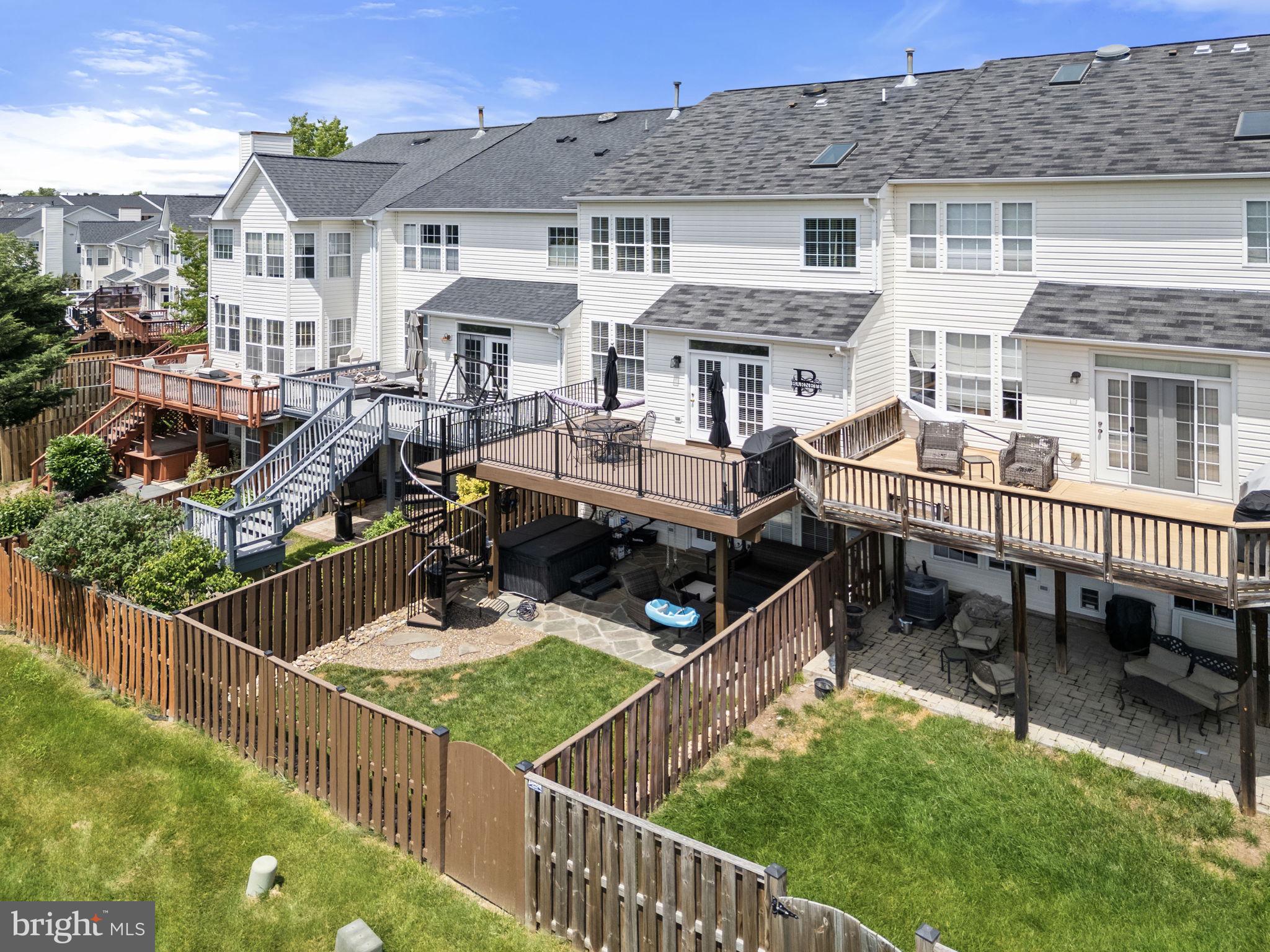 807 VALEMOUNT TERRACE NE