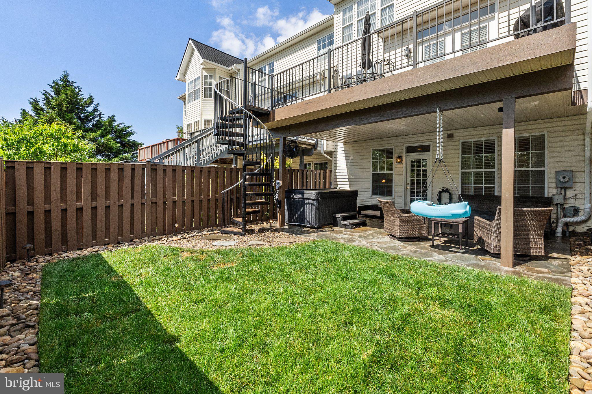 807 VALEMOUNT TERRACE NE