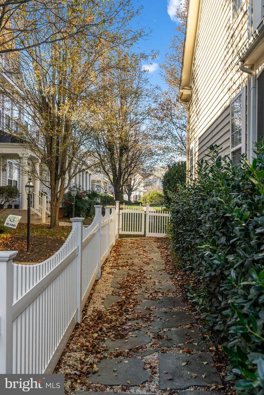 538 GENTLEWOOD SQUARE