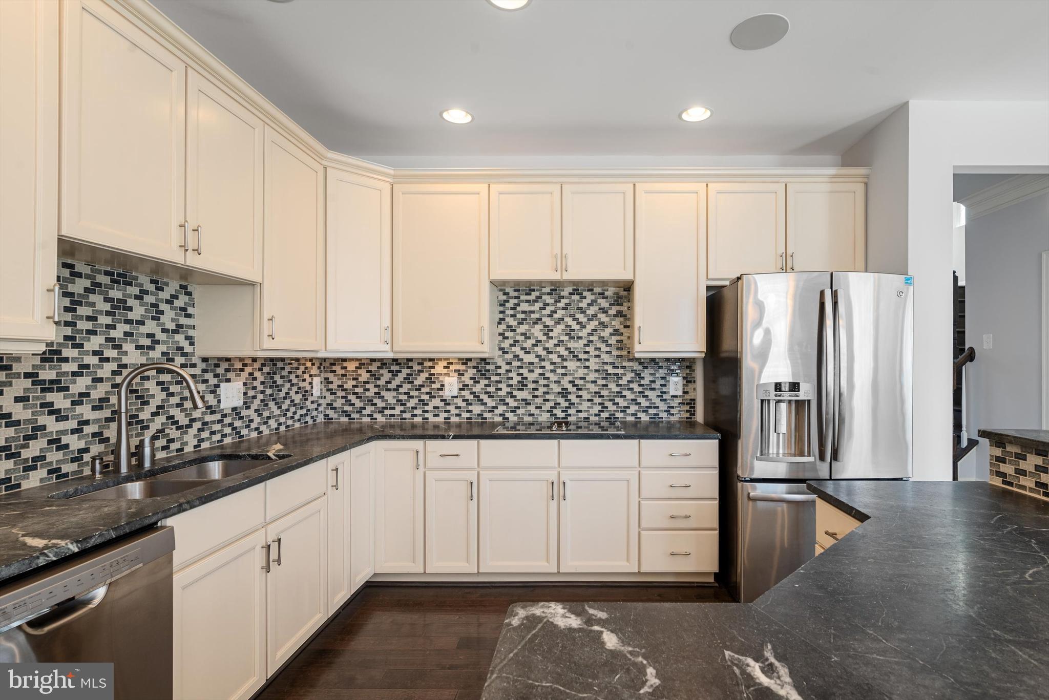 301 DUBLIN SQ