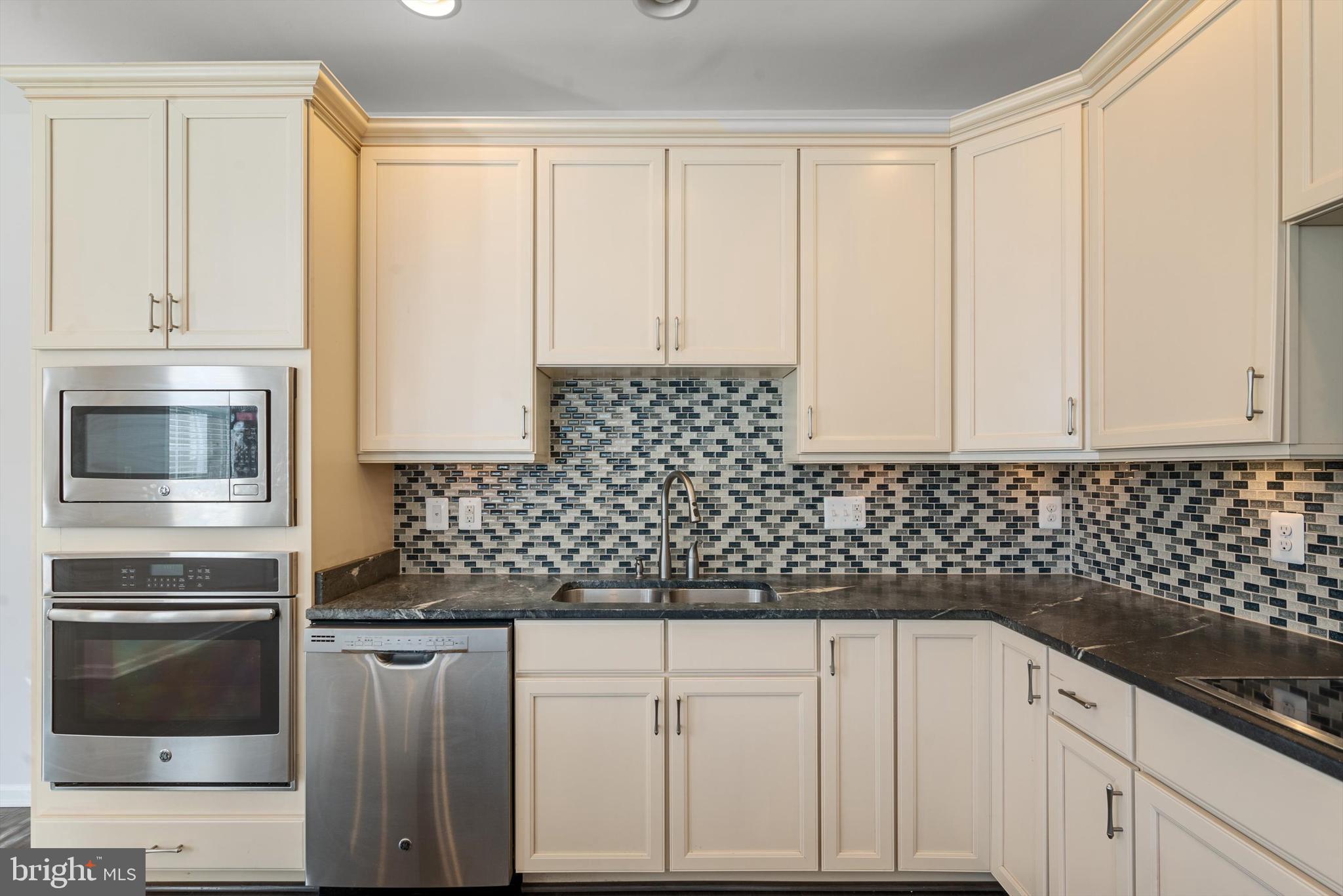 301 DUBLIN SQ