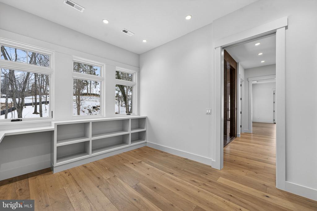 4 FOXTROT KNOLL LANE