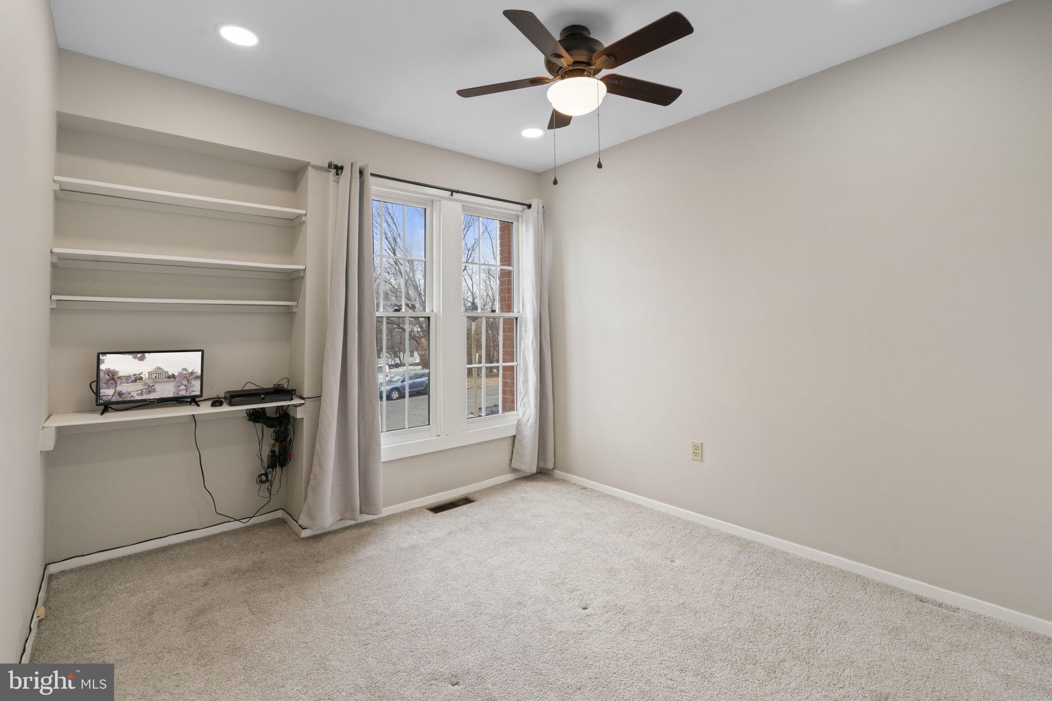 218 ROANOKE DRIVE SE