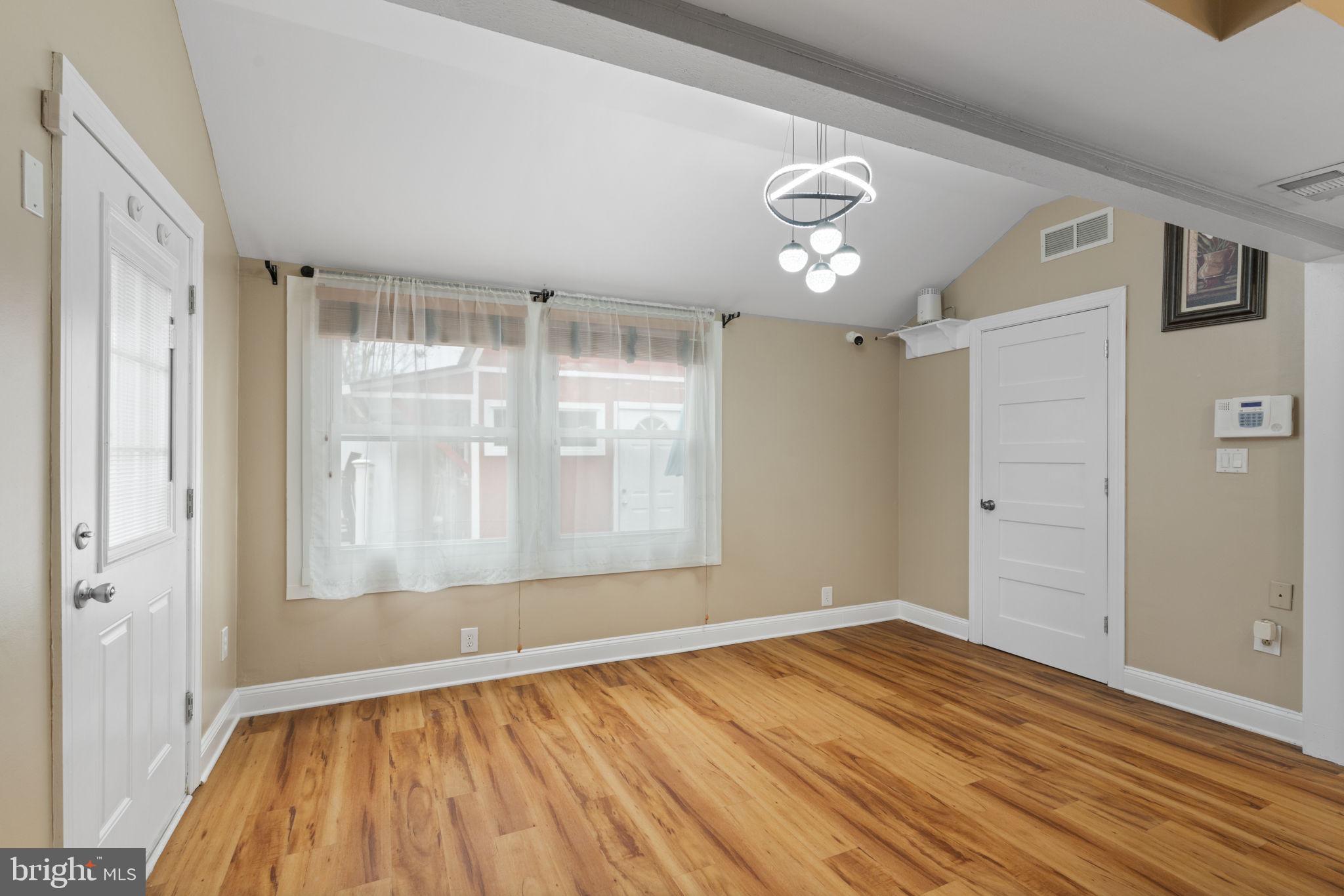 218 ROANOKE DRIVE SE