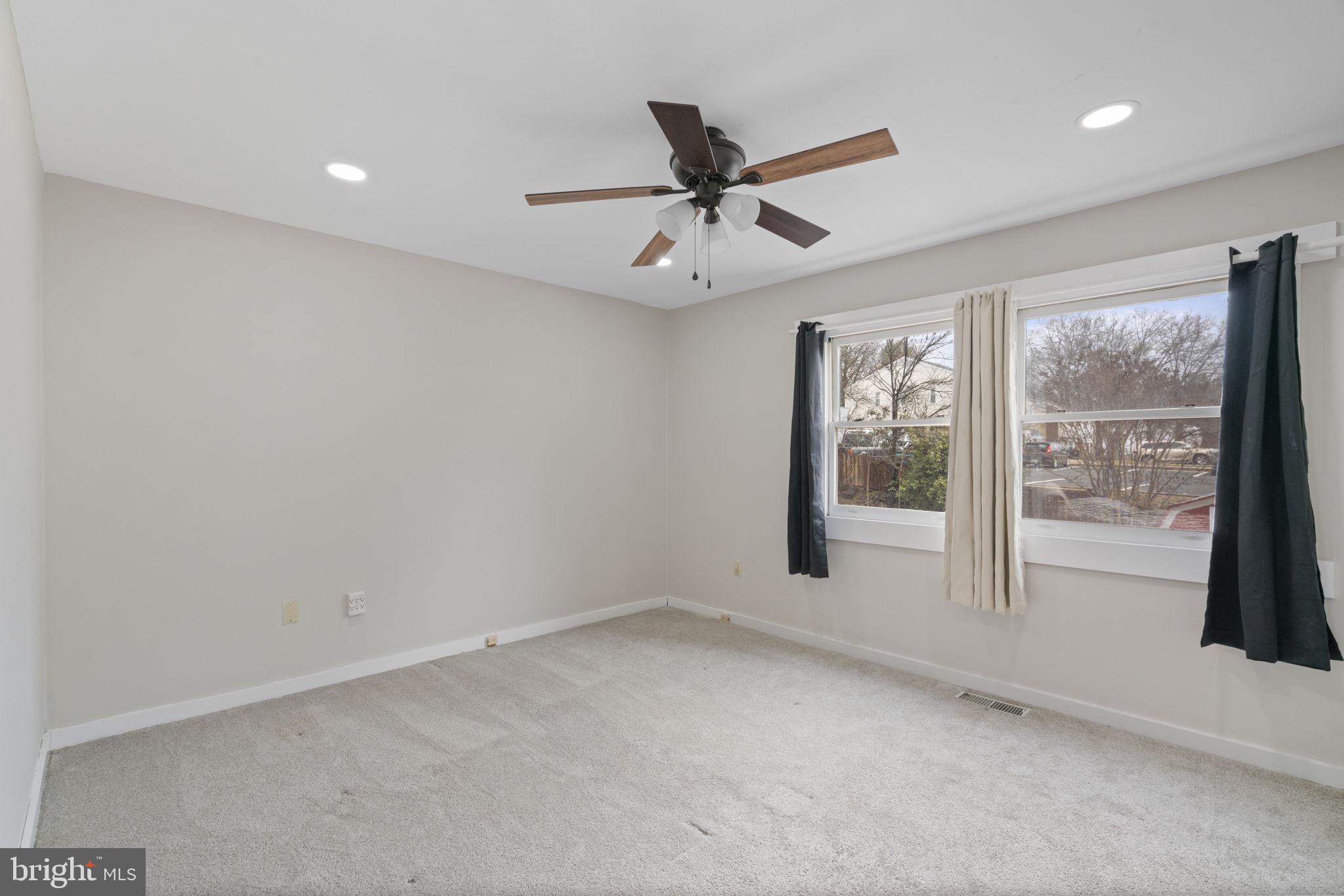 218 ROANOKE DRIVE SE