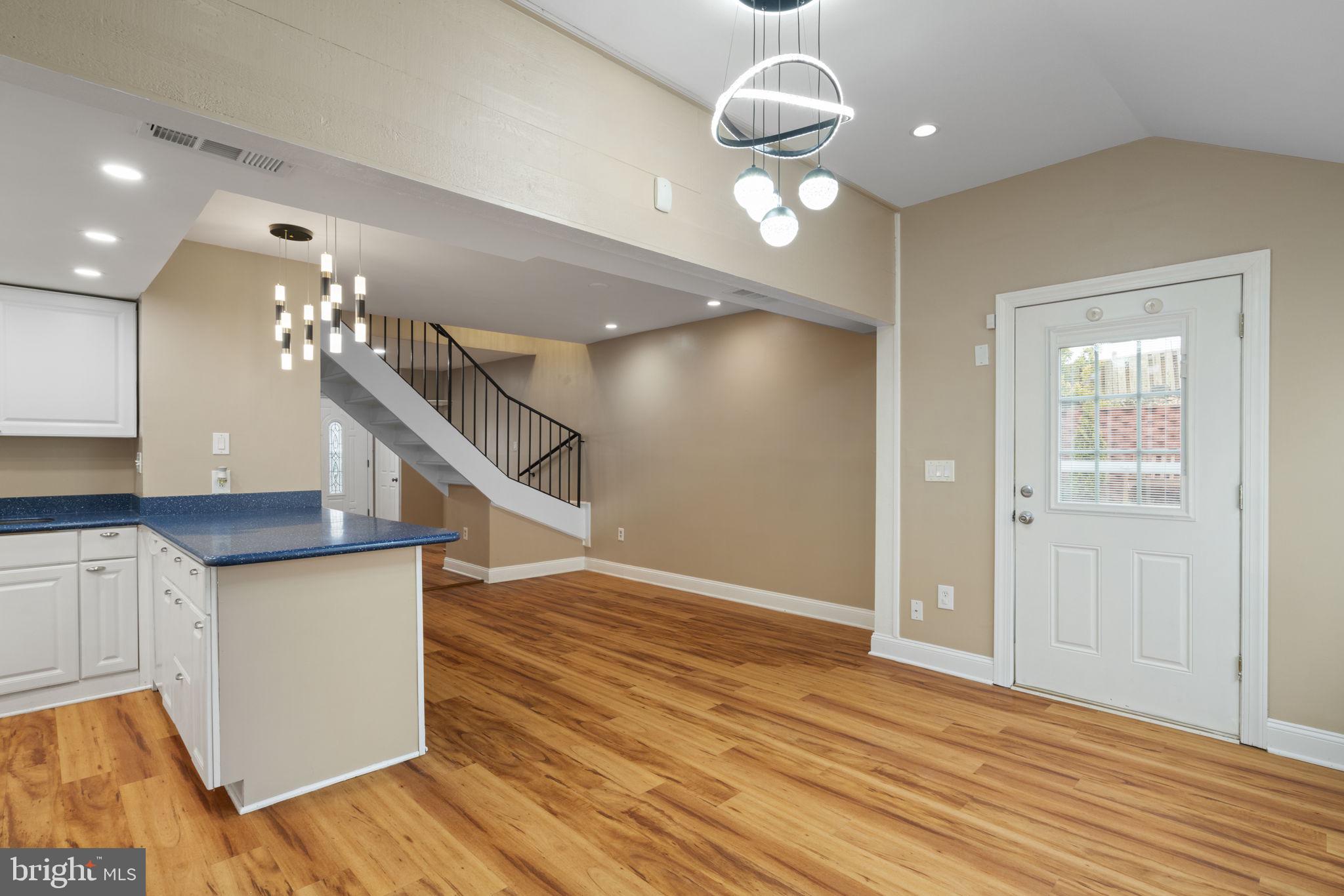 218 ROANOKE DRIVE SE
