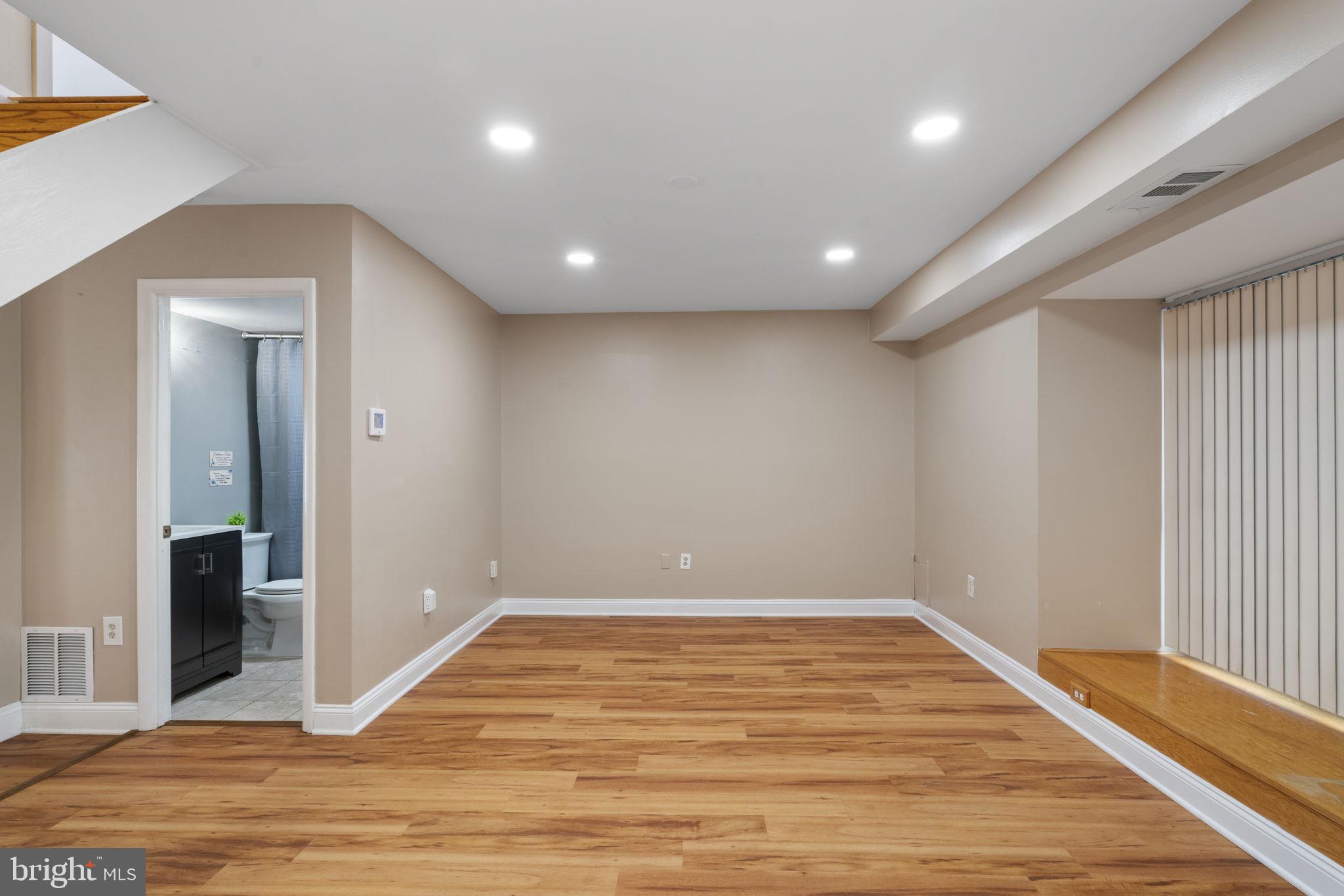 218 ROANOKE DRIVE SE
