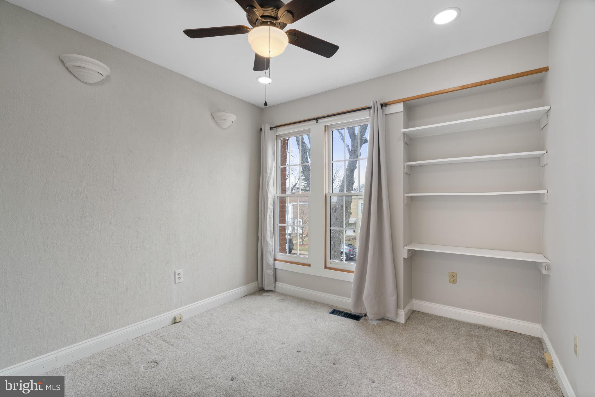 218 ROANOKE DRIVE SE