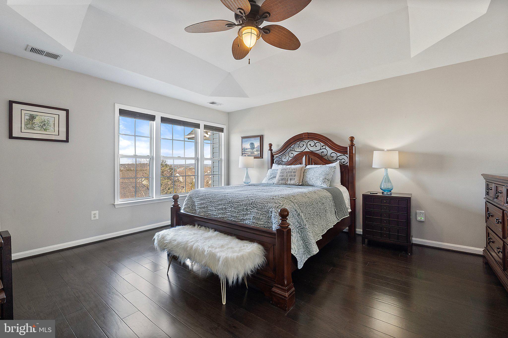 809 VALEMOUNT TERRACE NE