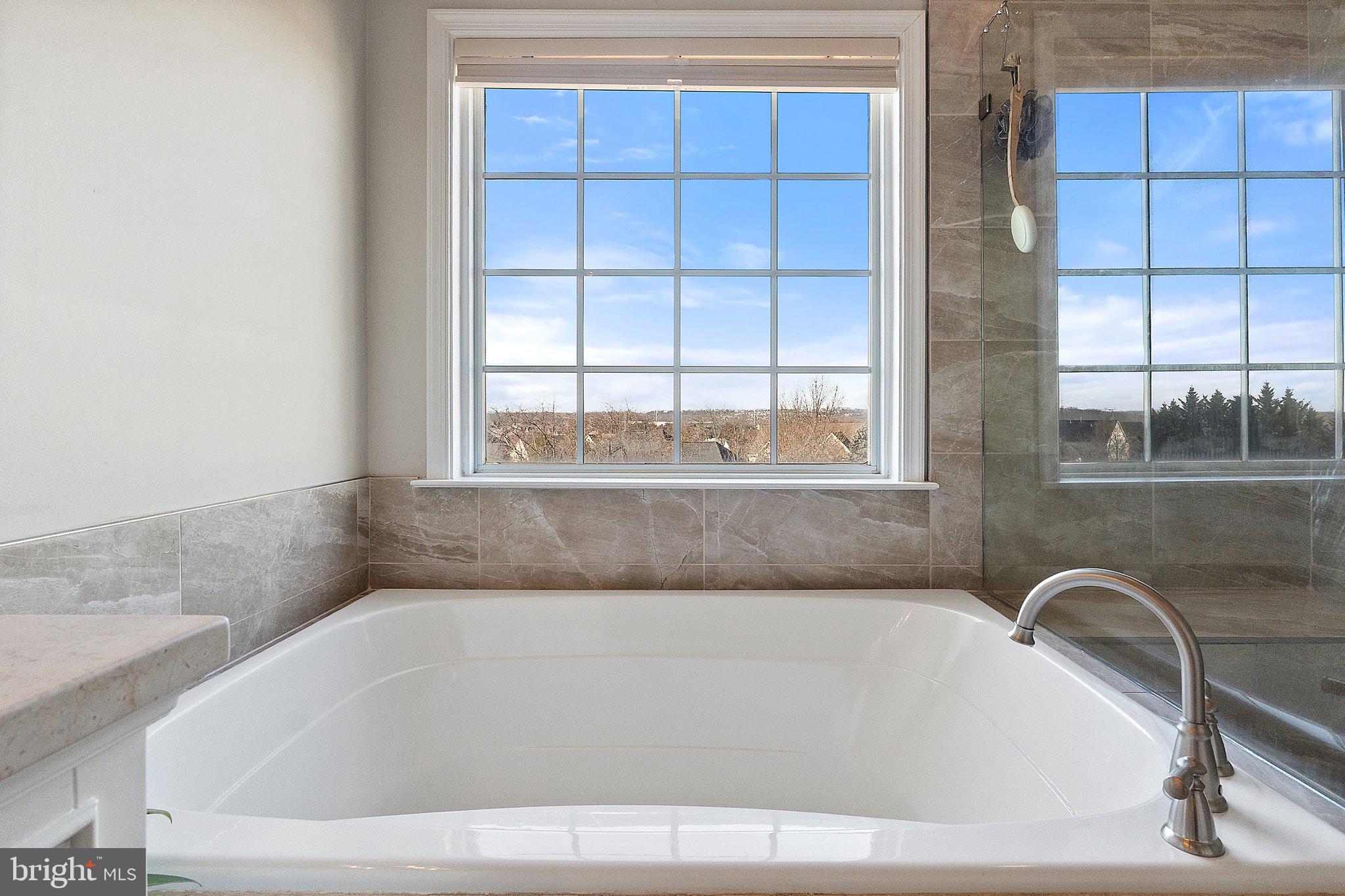 809 VALEMOUNT TERRACE NE