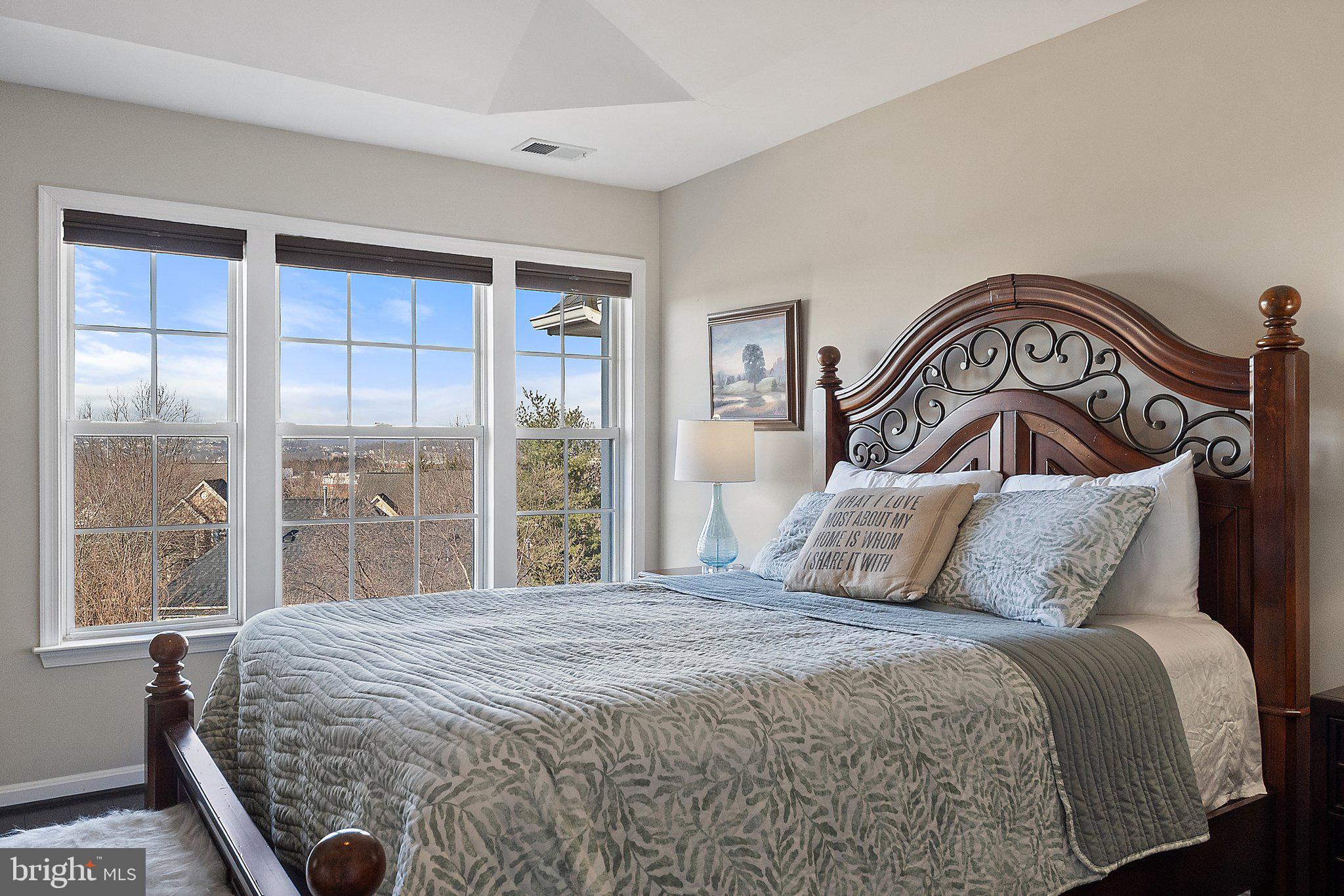 809 VALEMOUNT TERRACE NE