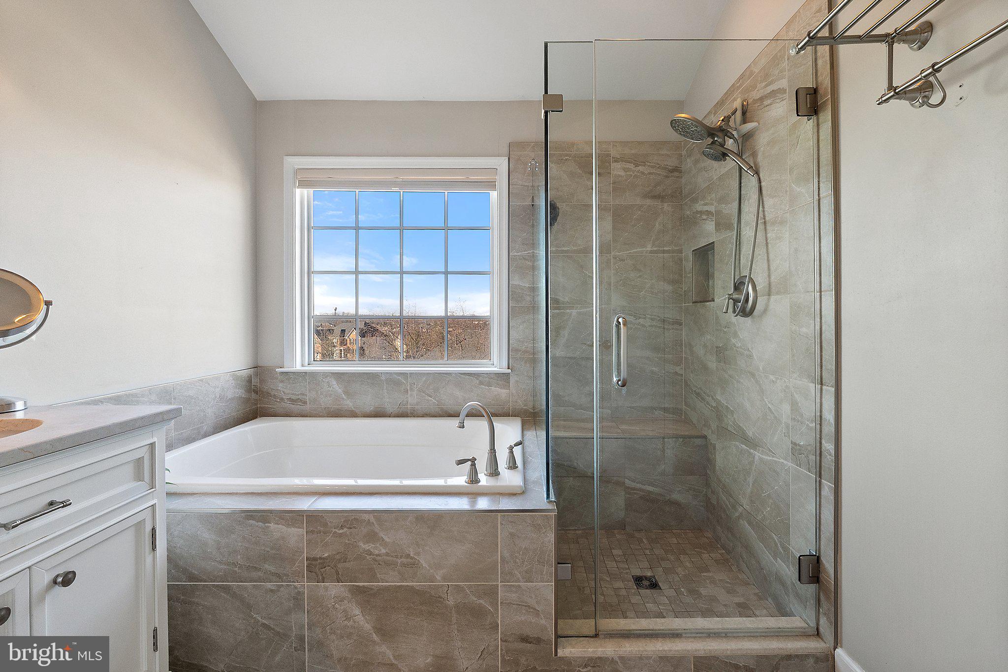 809 VALEMOUNT TERRACE NE