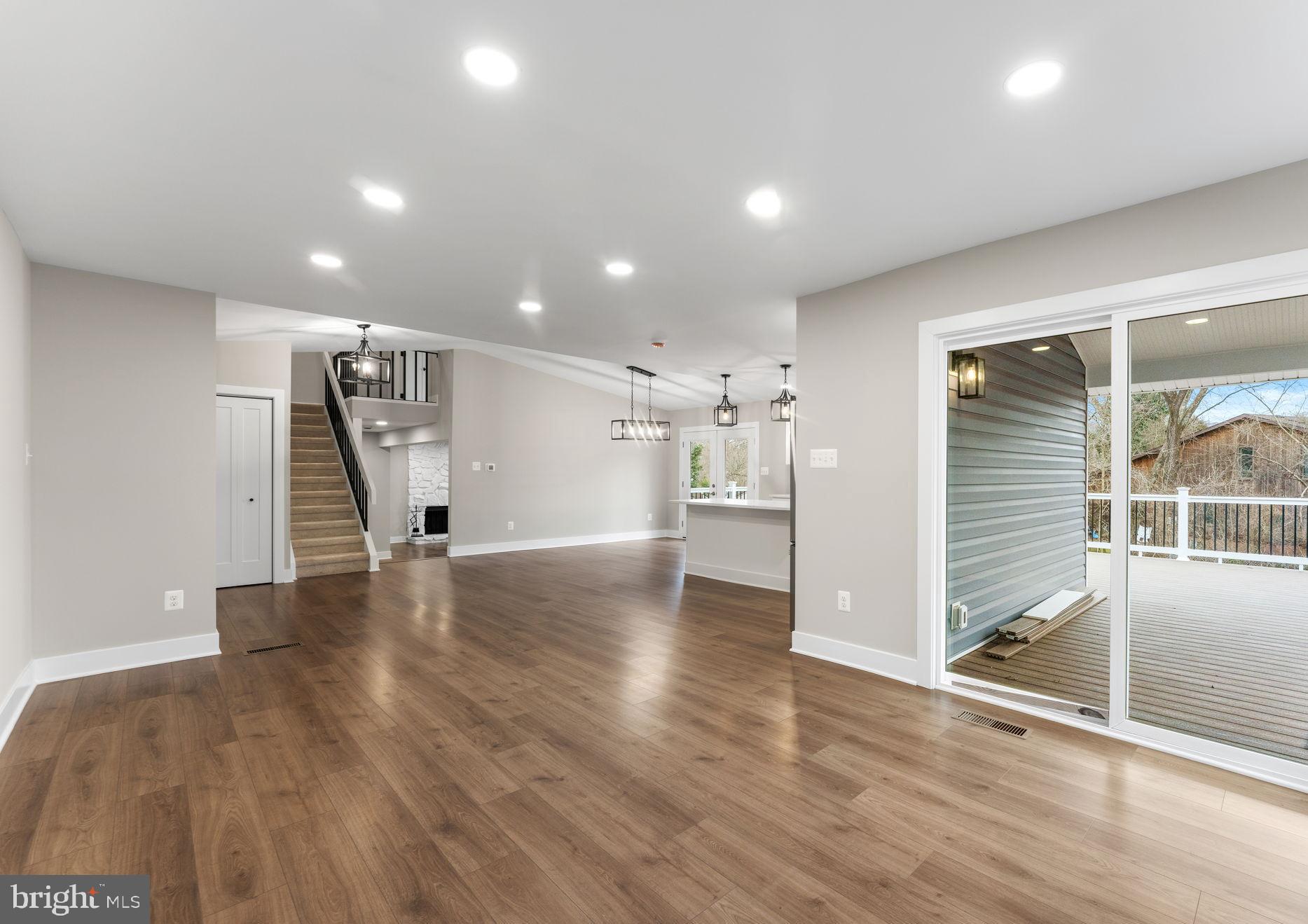 411 E LAUREL AVENUE