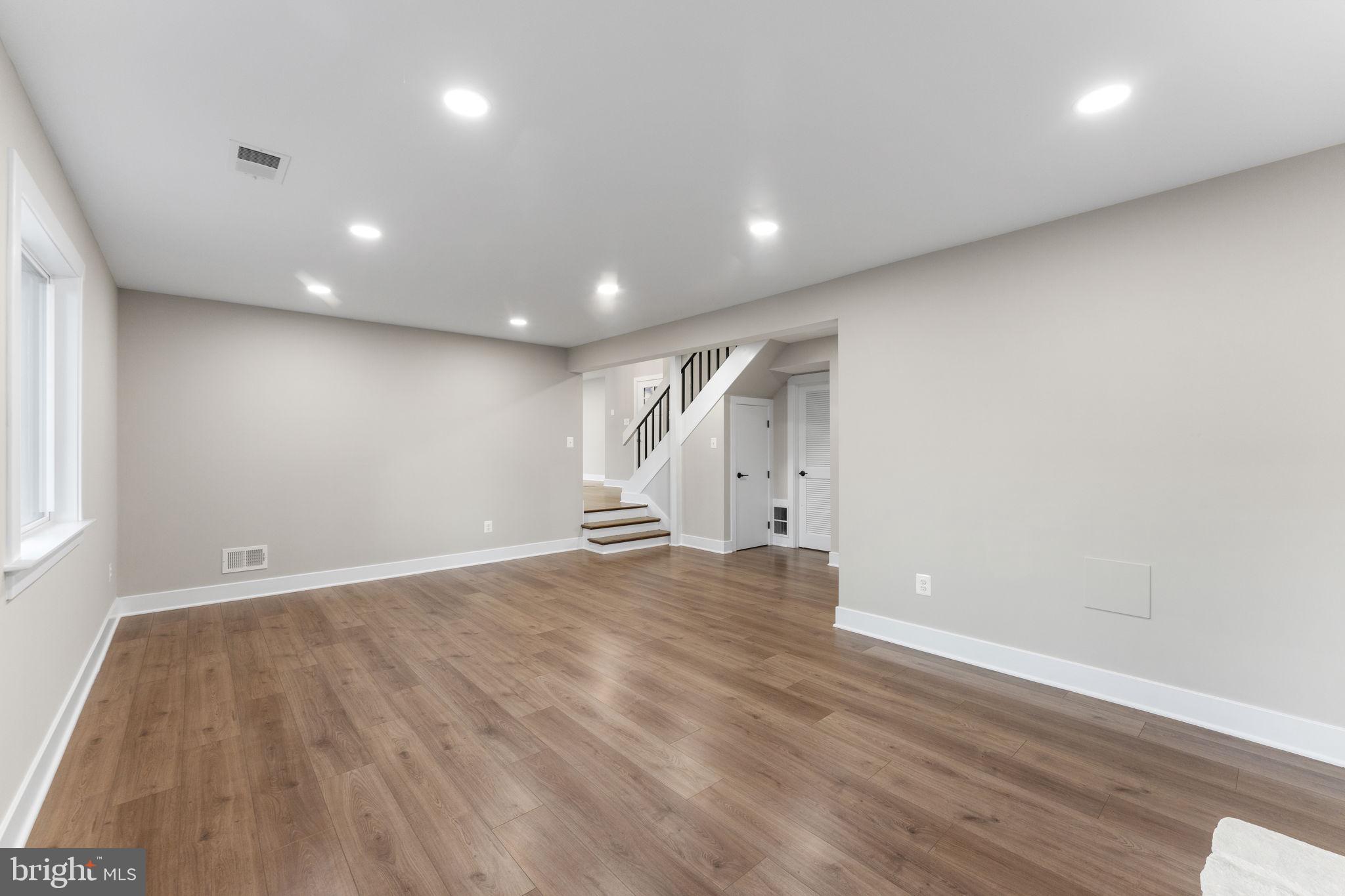 411 E LAUREL AVENUE