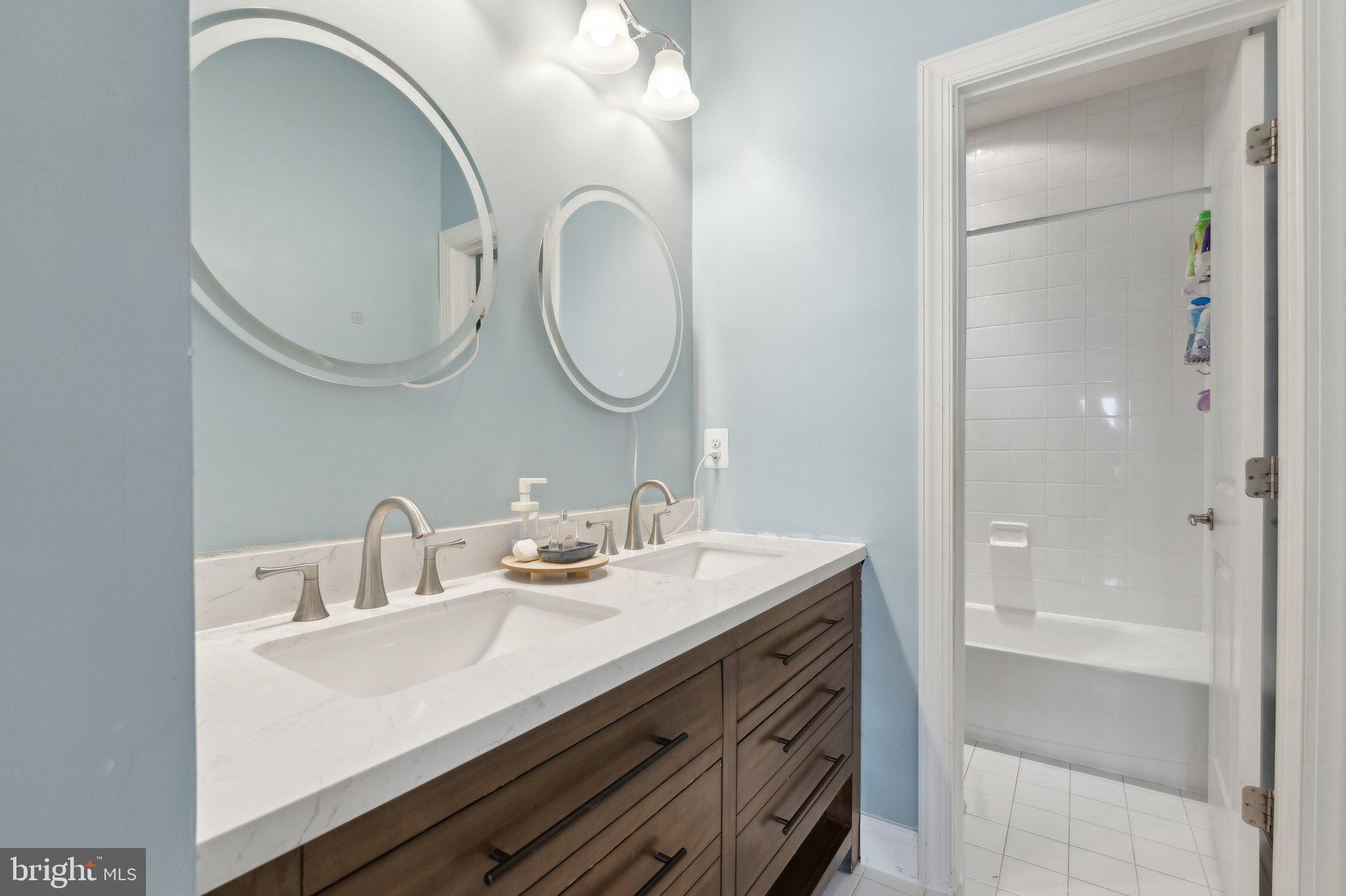 912 QUEENSCLIFF COURT