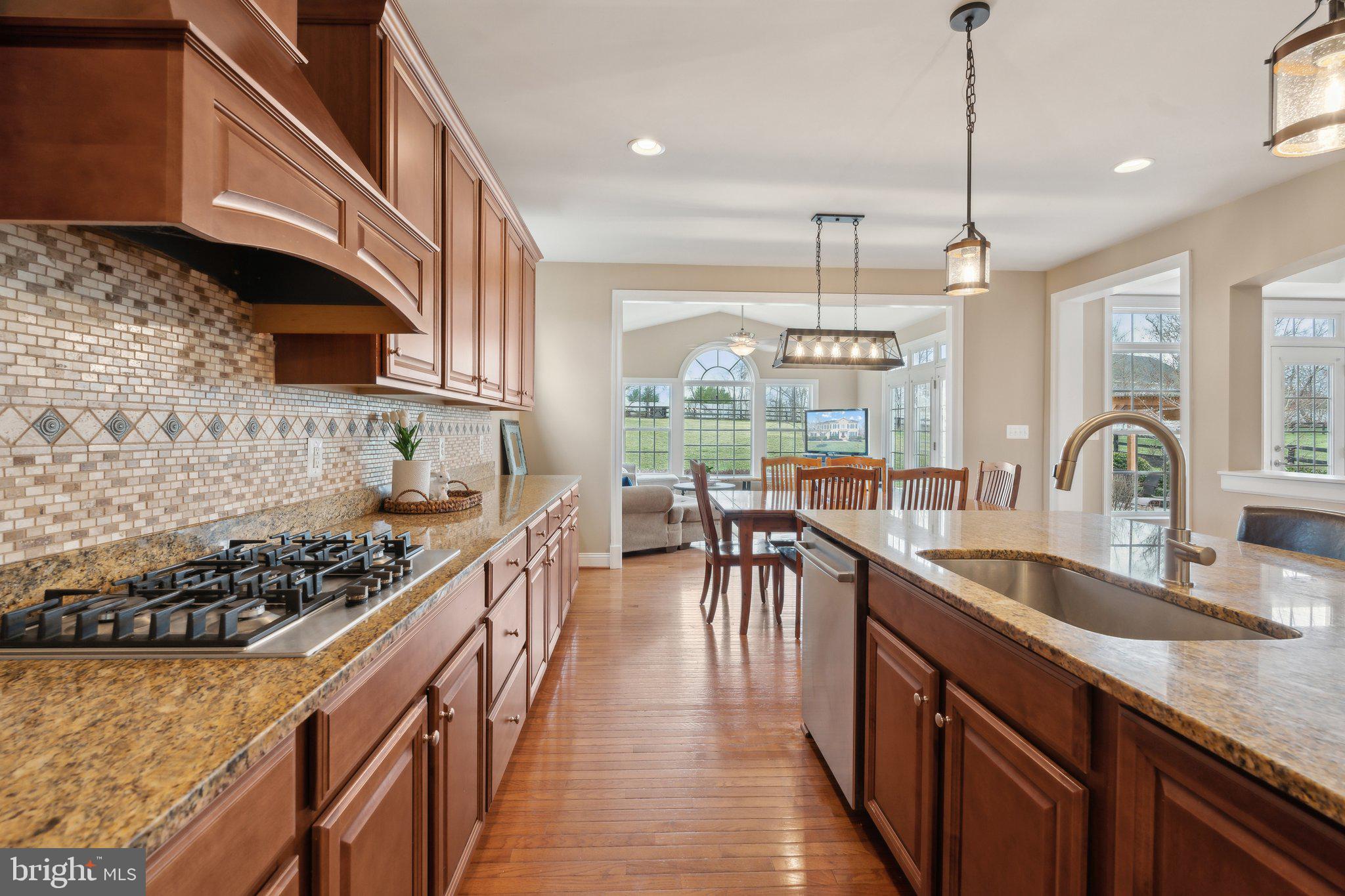 912 QUEENSCLIFF COURT