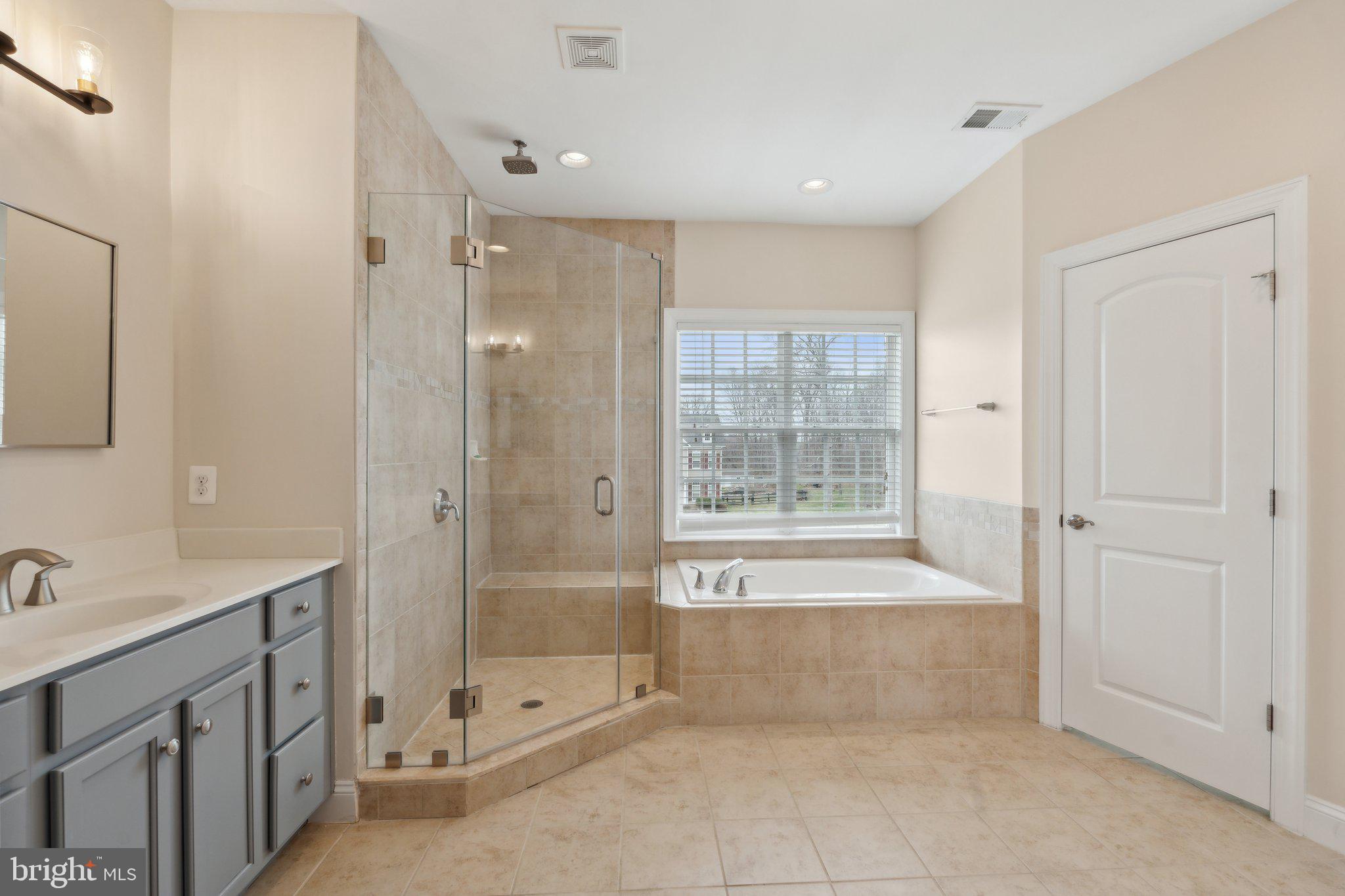 912 QUEENSCLIFF COURT