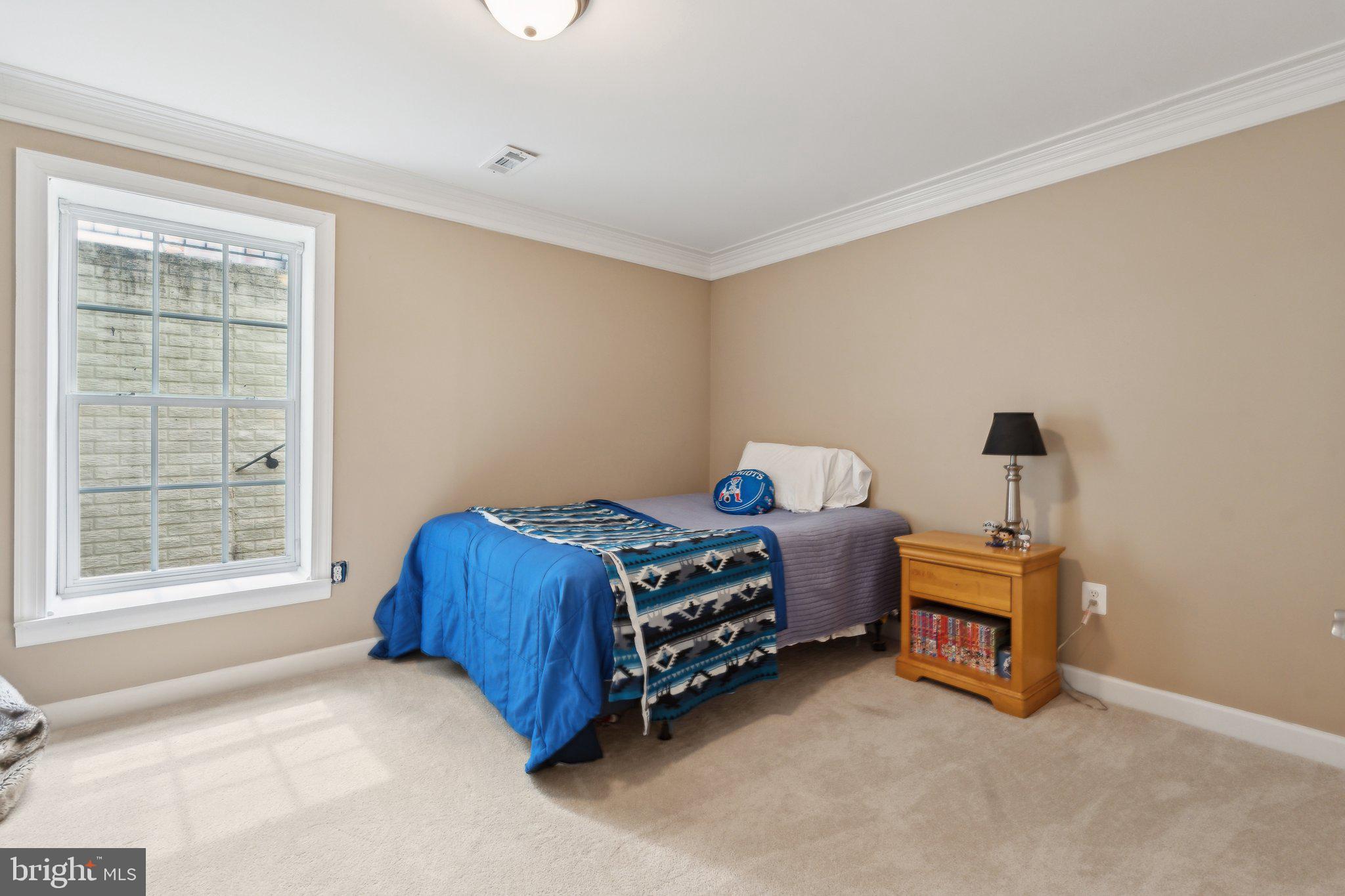 912 QUEENSCLIFF COURT