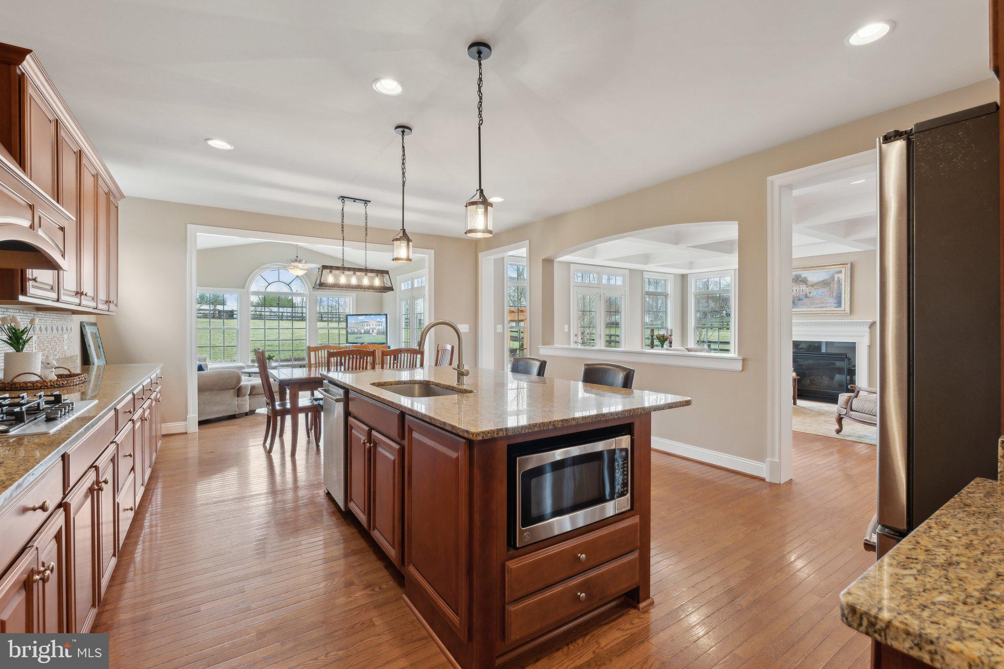 912 QUEENSCLIFF COURT